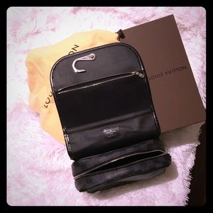 Men’s Louis Vuitton Hanging Toiletry Bag Graphite